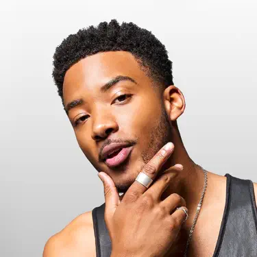 ¿Cuánto mide Algee Smith? 375x375cc