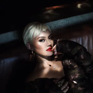 AGNEZ MO