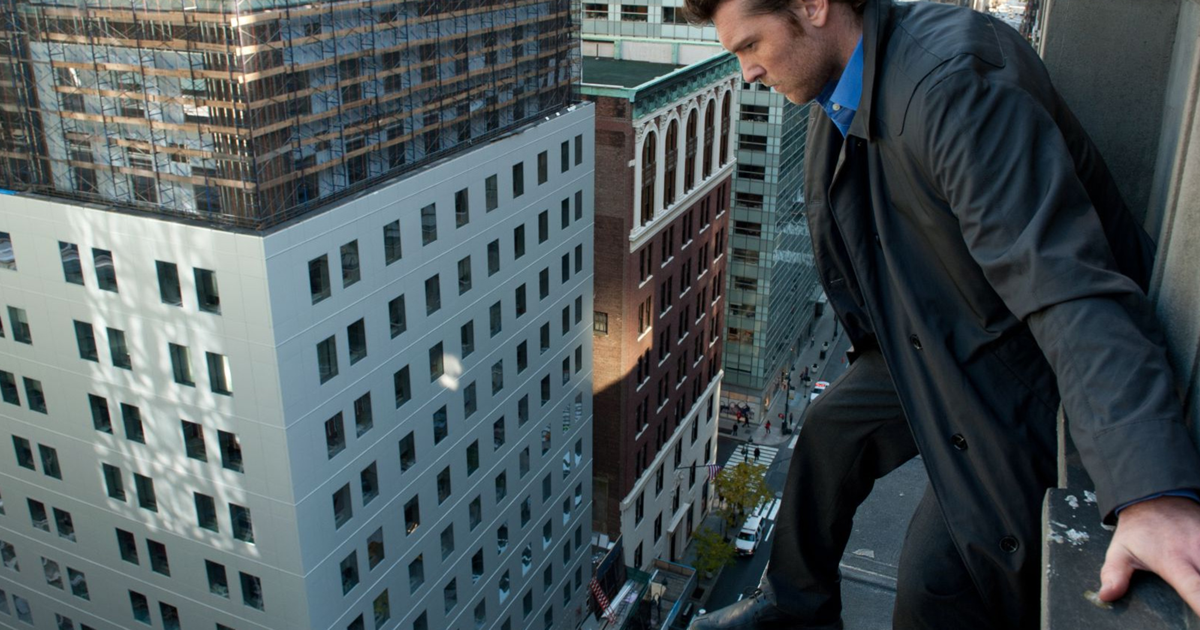 Люди в здании. Man on a Ledge 2012. На грани (2012) Сэм Уортингтон. На грани Джейми Белл. Человек на небоскребе.