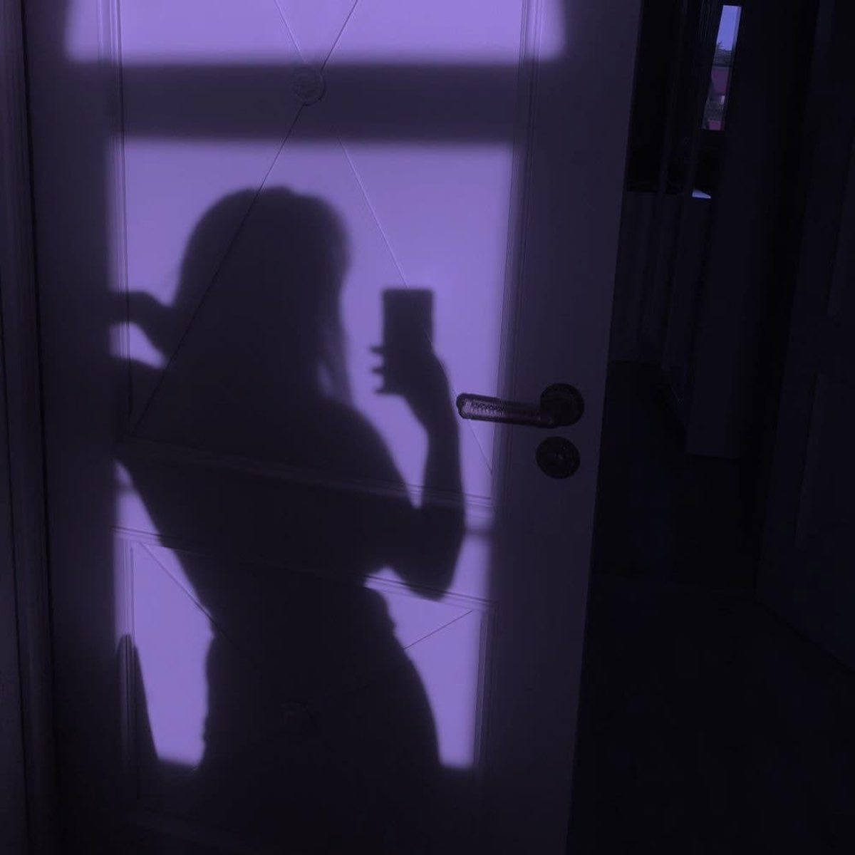 Девушка в зеркале в темноте