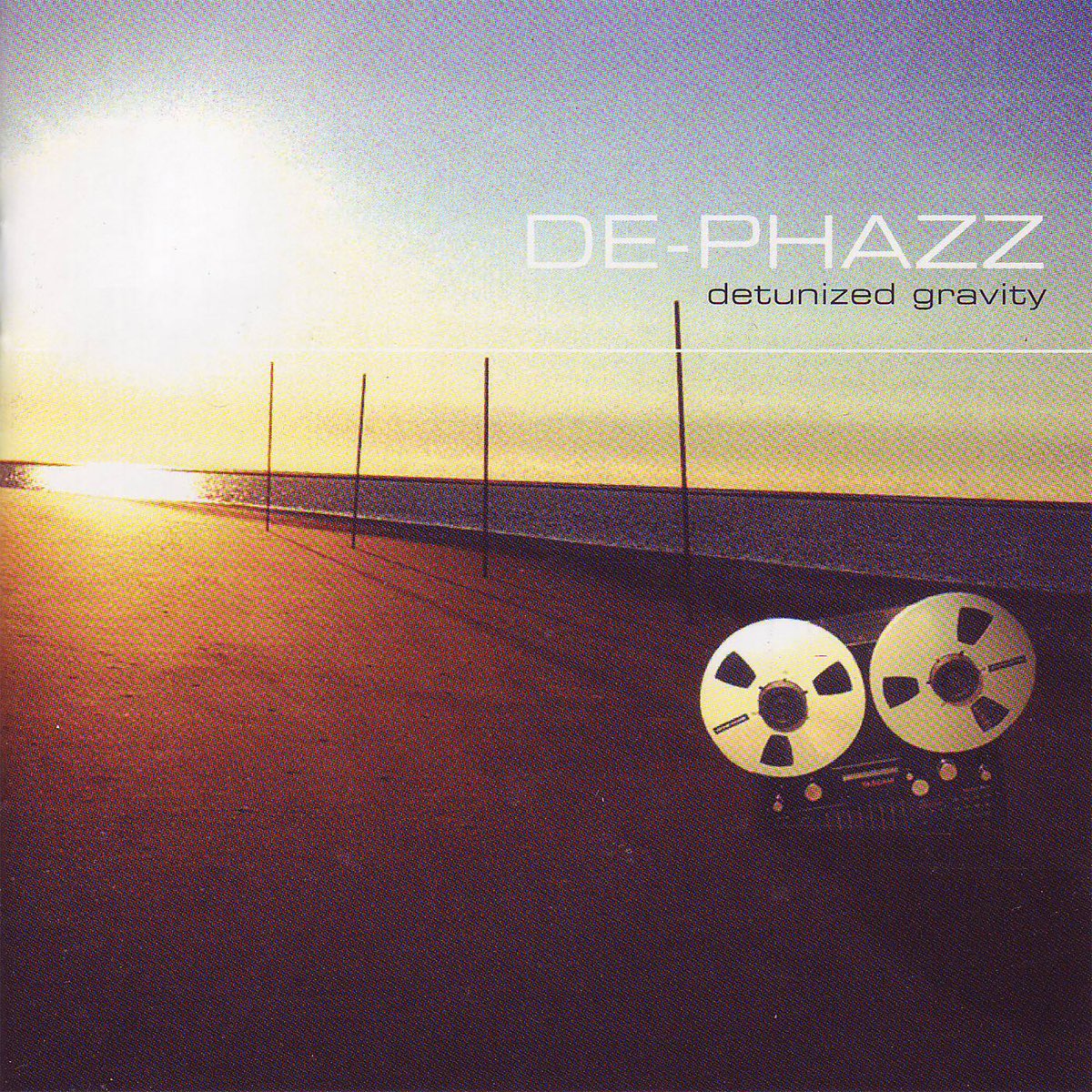 Detunized Gravity - первый альбом De-Phazz, который был выпущен в 1997 году.