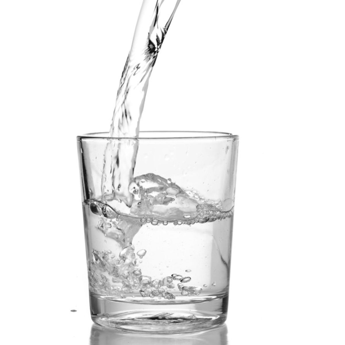 Взвесь в стакане воды. Стакан воды. Стакан воды на белом фоне. Стакан с водой не белом фоне. Прозрачная вода в стакане.