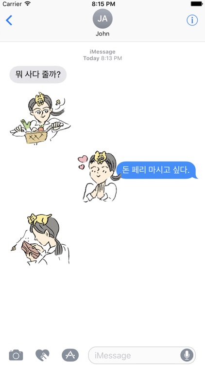 새끼 고양이가 그녀의 머리에 앉는다.