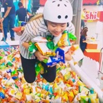 Human Claw Machine Grab Gifts
