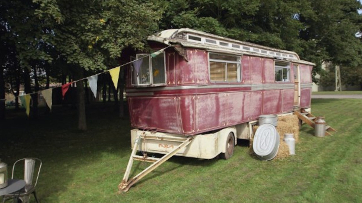 Beach Hut, Showman's Carriage and War Vehicle - George Clarke's Amazing ...