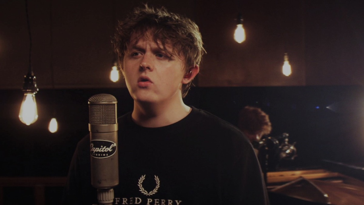 Левис капальди someone you loved. Lewis Capaldi перепетые. Lewis Capaldi - someone you Loved (Madism Radio Mix). Lewis Capaldi someone you Loved album Cover. Льюис Капальди песни.