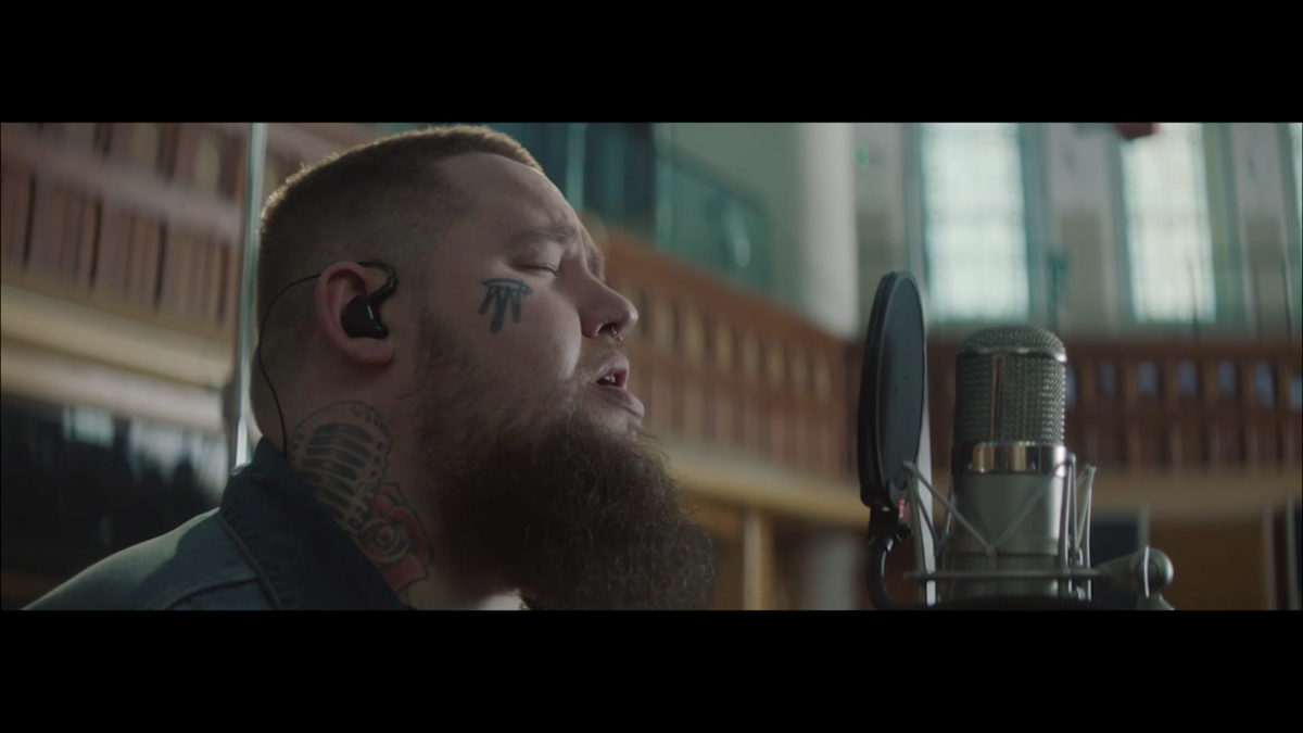 Rag n bone man human перевод. Human RANGBONE man. Rag n Bone man Human акустика минус. RAGNBONE man Human Official Video. RAGNBONE man  Skin где сняли клип.