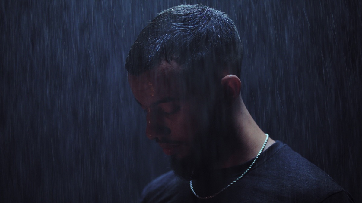 oublie-moi-clip-officiel-de-emkal-en-apple-music